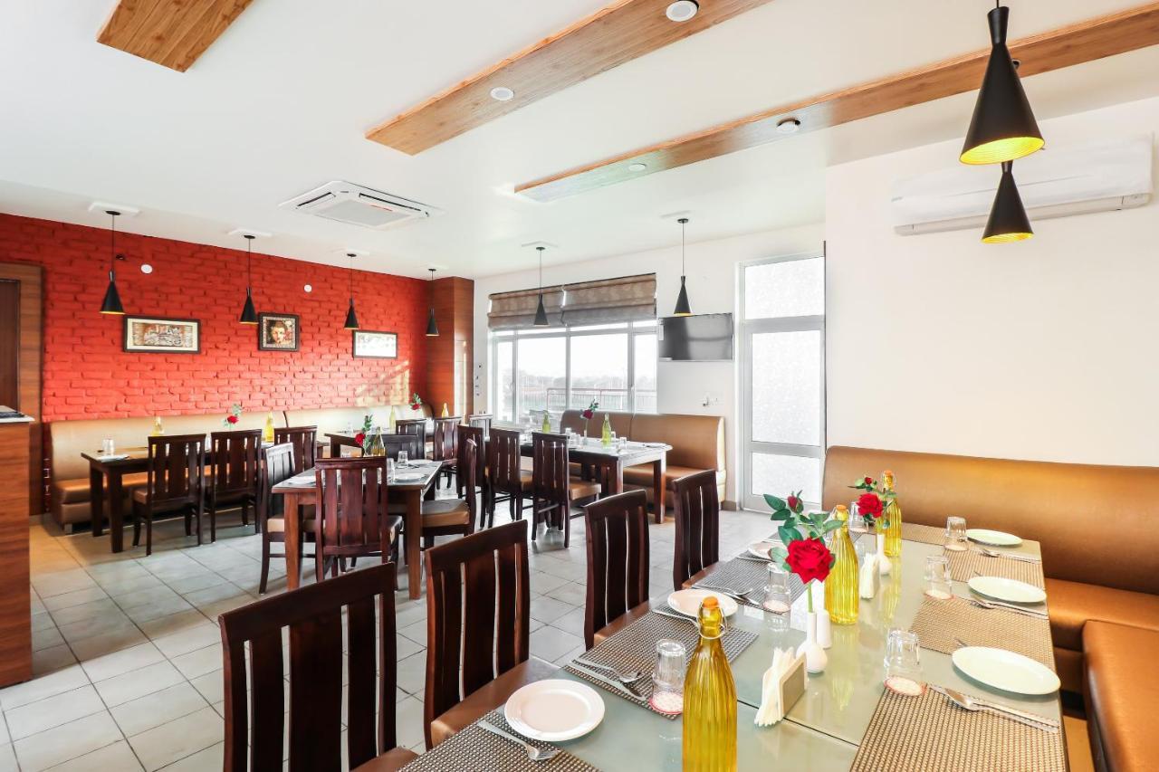 Hotel Grand 81 Faridabad Buitenkant foto