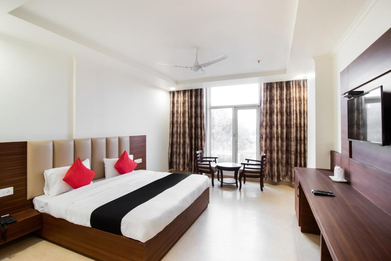 Hotel Grand 81 Faridabad Buitenkant foto