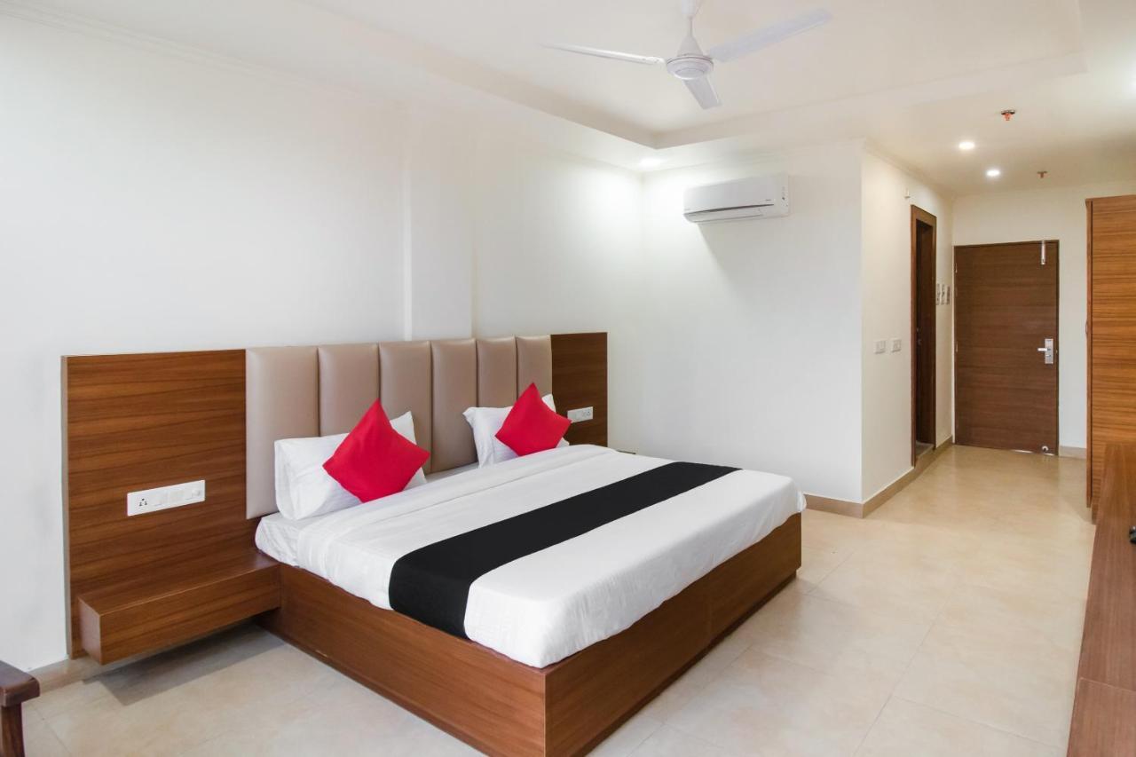 Hotel Grand 81 Faridabad Buitenkant foto